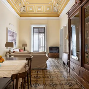 catania-city-center-historical-building-home.sicilyhotelsitaly.net/
